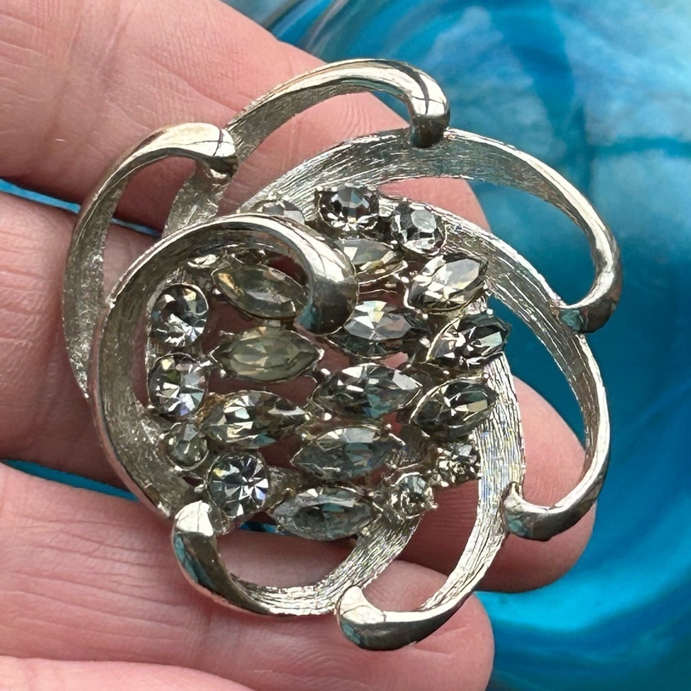 Vintage B.S.K. 1950’s Flower Swirl Champagne Rhinestone Silver Toned Brooch - Picture 7 of 7